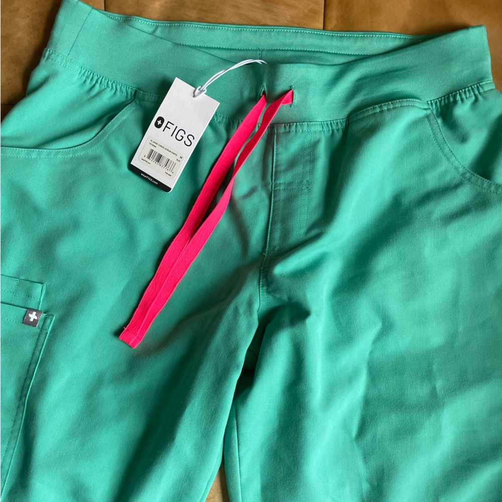 Figs Kade cargo scrub pants in surgical green medium - NWT